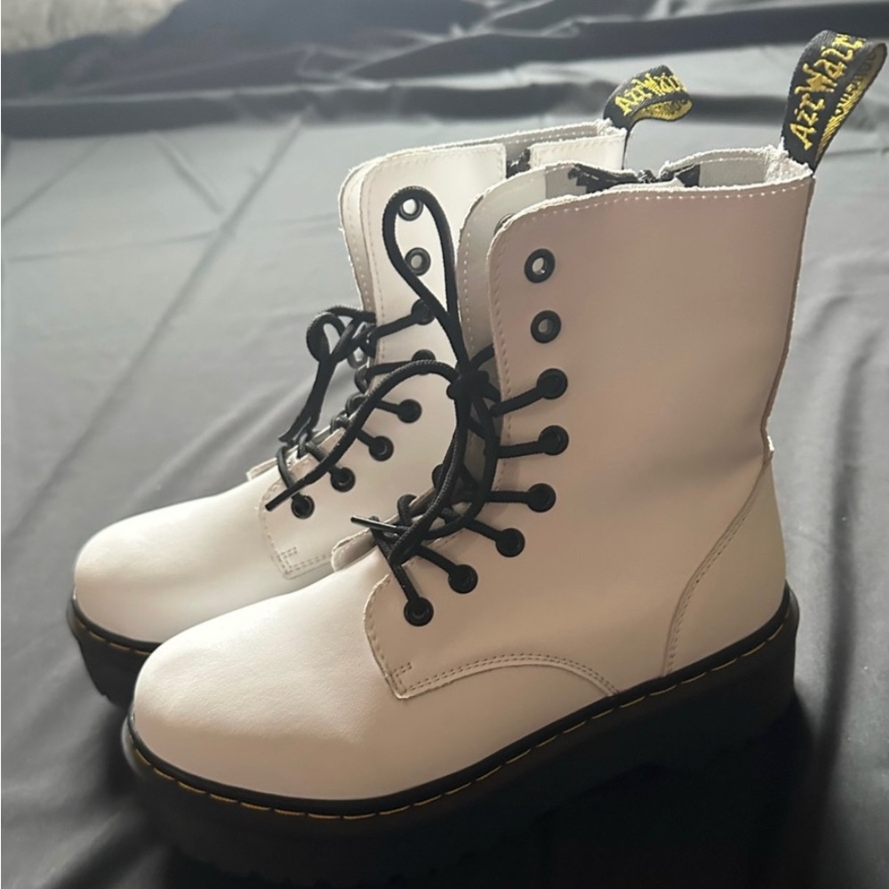 NEW! RARE! MADE IN ENGLAND! Dr Martens 1462 White Platform boots, Women size 9❤️